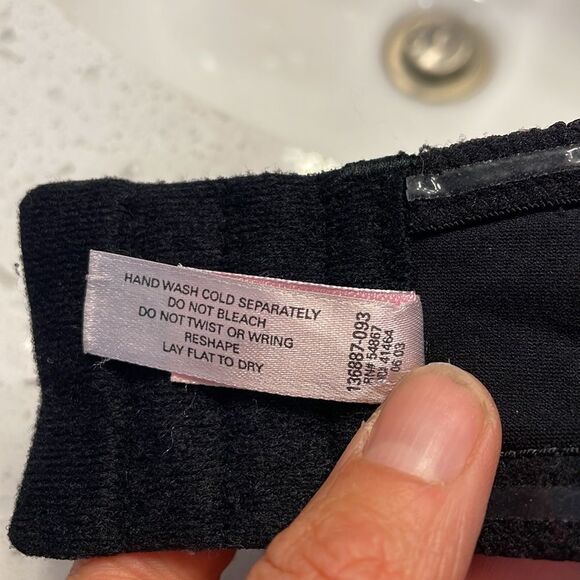 𝅺victoria Secrets woman’s black strapless bra - Picture 9 of 10